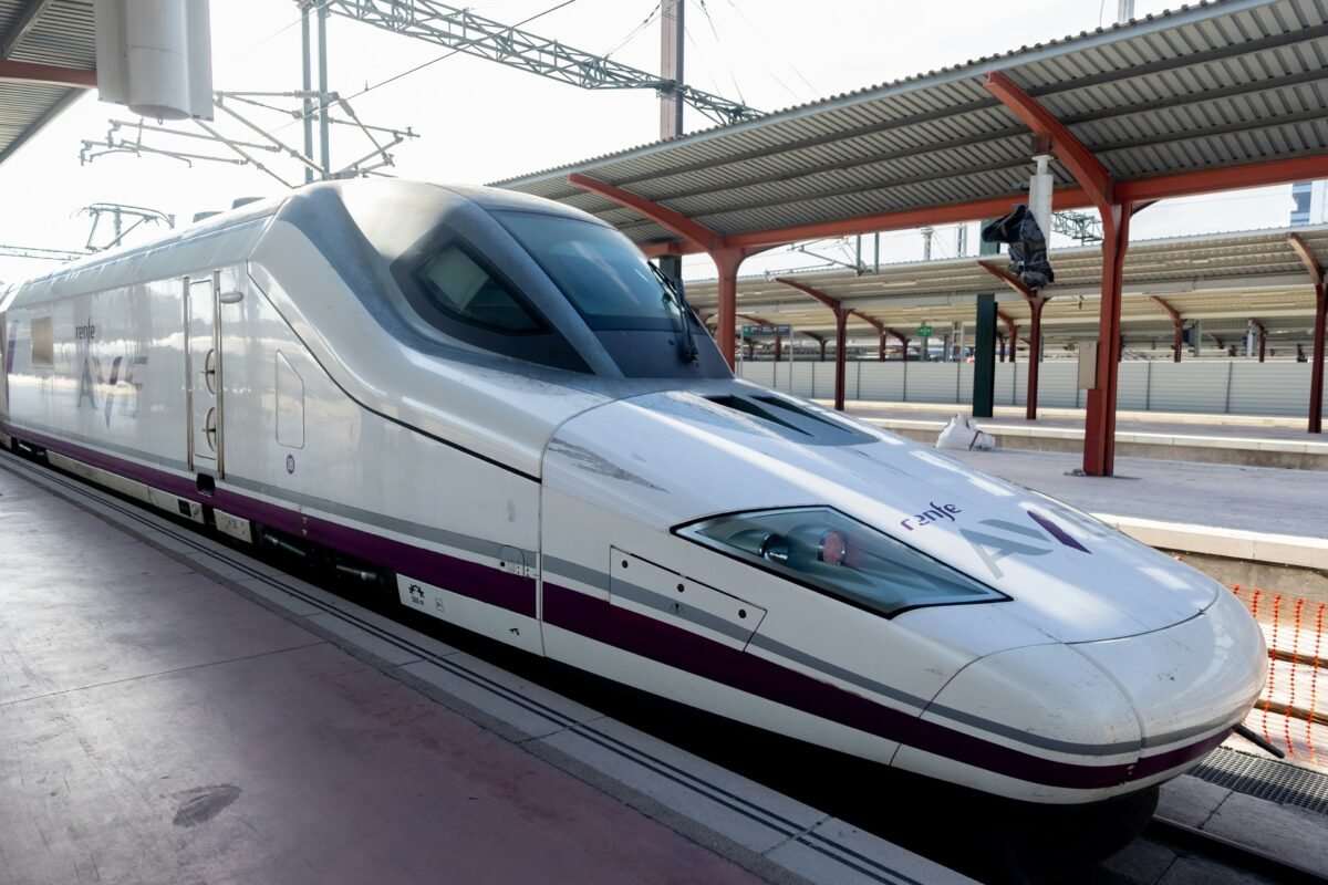 Archivo - Un tren de Renfe en la estación de Chamartín-Clara Campoamor