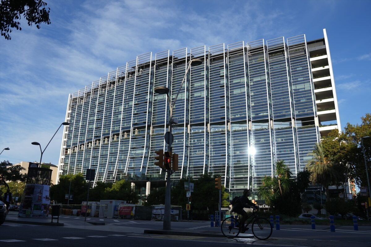 (Foto de ARCHIVO)
Fachada del edificio Estel, a 24 de octubre de 2025, en Barcelona, Cataluña (España). Durante el Open House de Barcelona, se puede visitar la antigua sede de Telefónica, el Edificio Estel. El edificio ha recobrado su vida después 14 años de inactividad, albergando la sede de la empresa farmacéutica global Astrazeneca en la avenida Roma.

David Zorrakino / Europa Press
24/10/2025