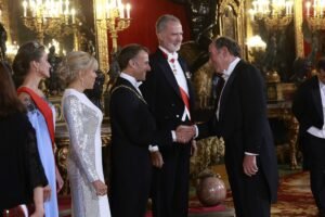 Ignacio Sánchez Galán, presidente de Iberdrola, saluda al presidente francés, Emmanuel Macron, el pasado 29 de septiembre, en la cena de Estado ofrecida por Sus Majestades los Reyes en el Palacio Real. IBERDROLA