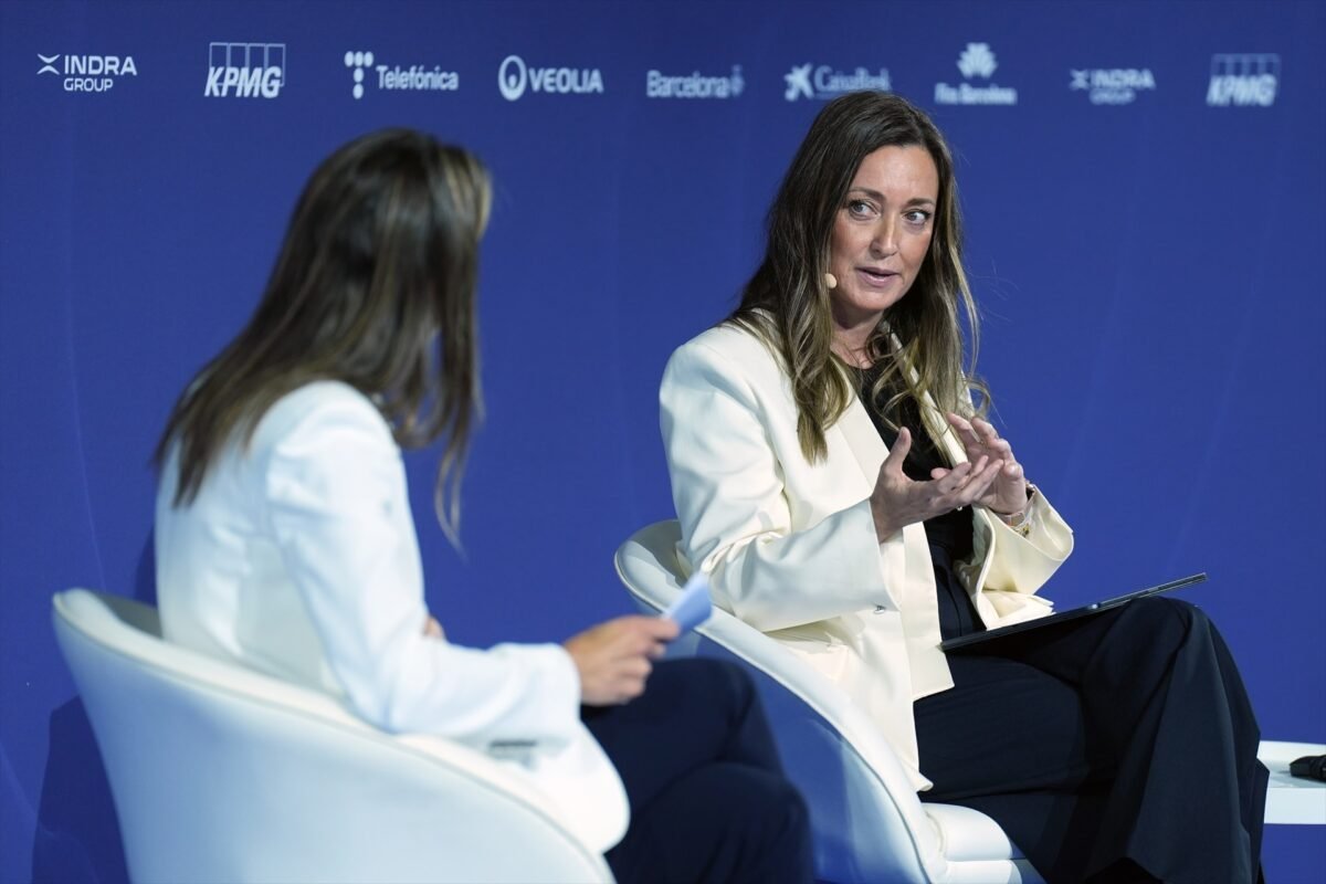 (Foto de ARCHIVO)
La presidenta de AstraZeneca España, Laura Colón, durante la celebración de la sesión de debate titulada 'La próxima gran industria europea se hace en un laboratorio', a 3 de junio de 2026, en Barcelona, Catalunya (España). Este panel sobre innovación, integrado en la agenda de la 41ª Reunión del Cercle d'Economia en el Palau de Congressos de Catalunya, cuenta con las intervenciones de la presidenta de AstraZeneca España, Laura Colón, la CEO de Inbrain Neuroelectronics, Carolina Aguilar, y el CEO de Agomab Therapeutics, Tim Knotnerus, para analizar el papel estratégico del sector biofarmacéutico y la tecnología médica en la soberanía industrial de la Unión Europea.

David Zorrakino / Europa Press
03/6/2026